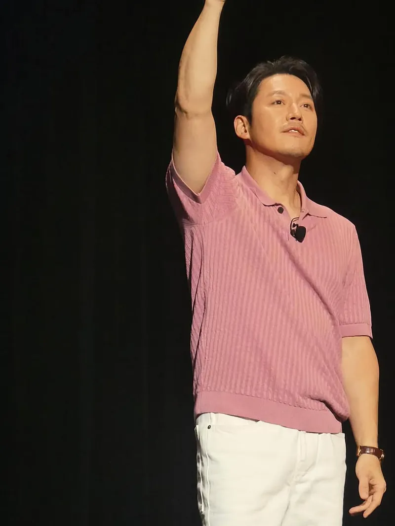 “잠시 멈춰 선 순간”…장혁, 빛이 머문 무대 위→존재감 폭발 / 배우 장혁 인스타그램