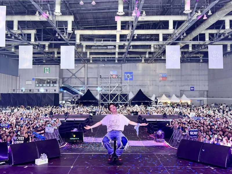 “자신 미워하지 말아요”…몬스타엑스 기현, ‘썸데이 플레로마’ 여름밤 위로→10주년 공연 기대 / 스타쉽엔터테인먼트
