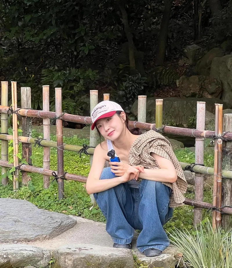 “초여름 느긋한 한때”…이유나, 바람 타고 머문 미소→잔잔한 여운 / 걸그룹 브브걸 이유나 인스타그램