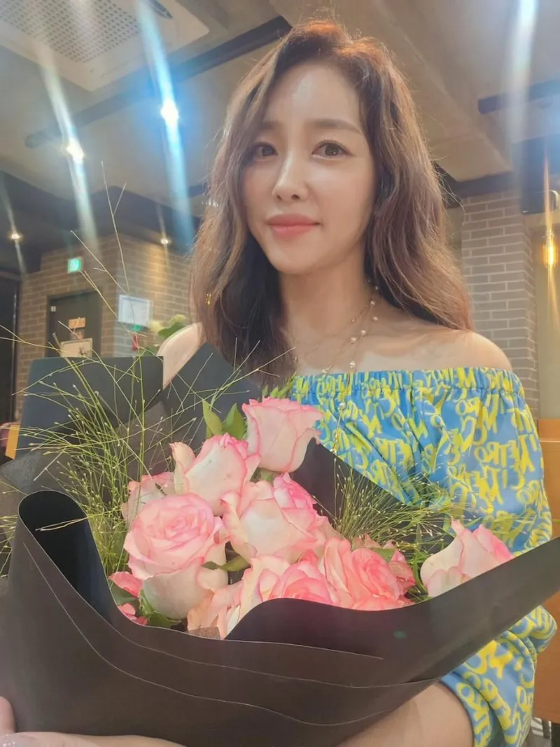 “꽃이 넘 이쁘죠? 저도 이쁜가요”…숙행, 한여름 설렘→화사한 미소로 전율 / 가수 숙행 인스타그램