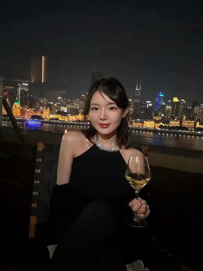 “출렁임 끝에 스며든 여운”…김진아, 상해의 밤→초연한 미소로 압도 / 너의 연애 출연자 김진아 인스타그램
