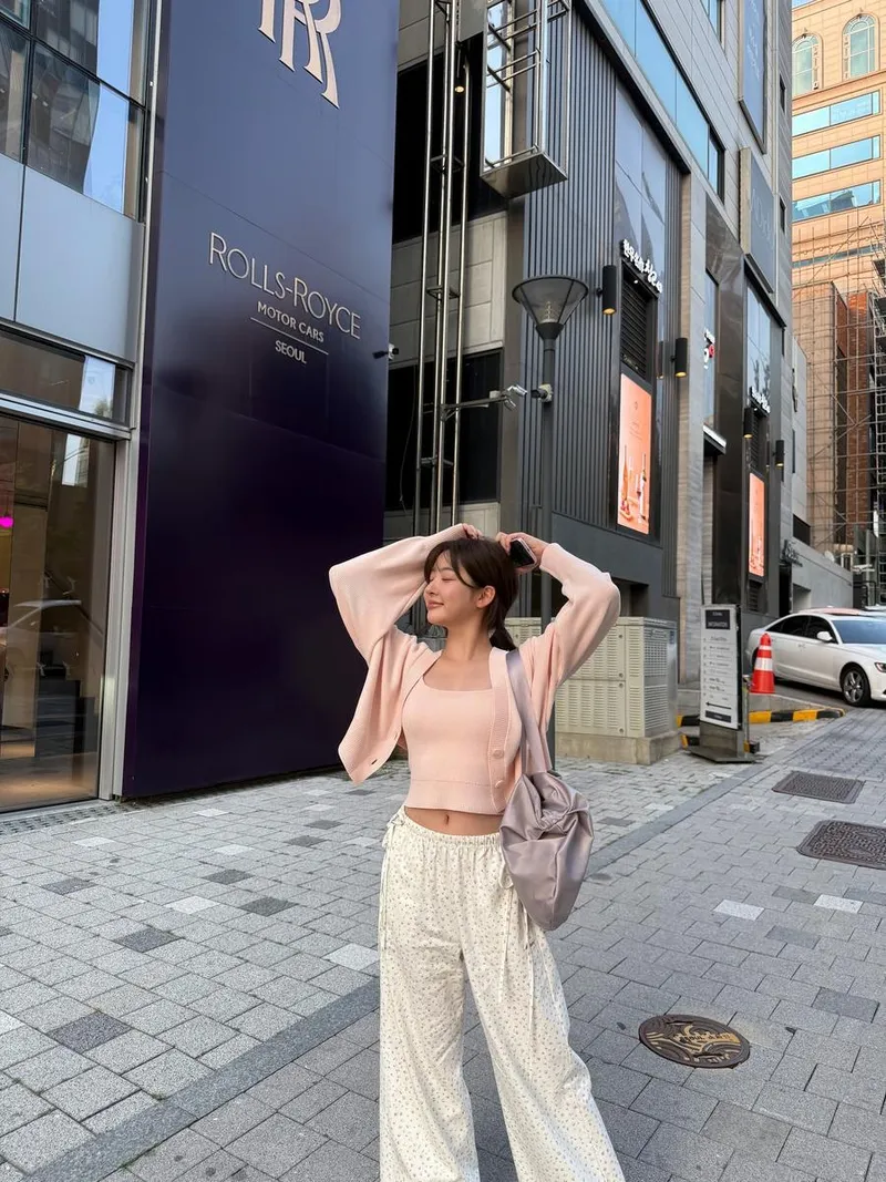 “햇살 따라 걷는 여름 오후”…조수민, 미소 속 설렘→도심 감성 가득 / 배우 조수민 인스타그램