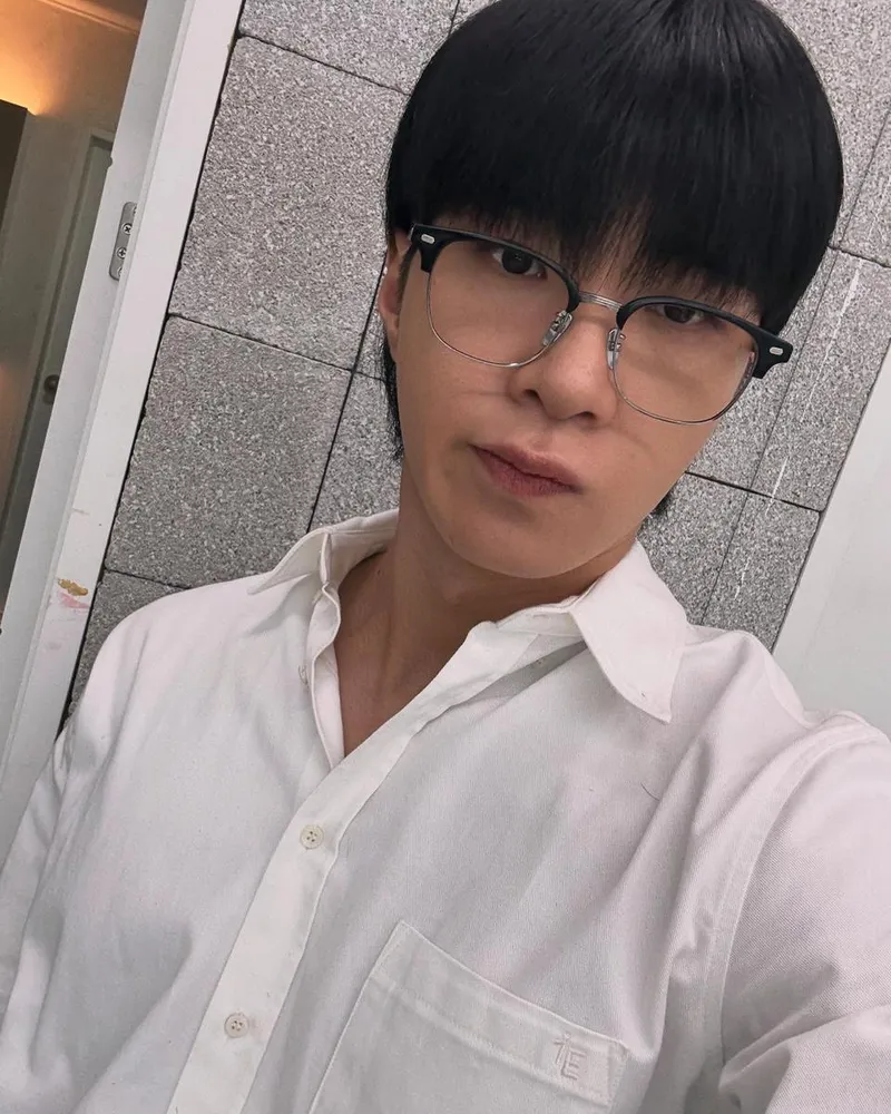 “차분하게 담은 오늘의 순간”…와이엇, 흰 셔츠에 물든 여름→지적인 눈빛 / 그룹 온앤오프 와이엇 인스타그램