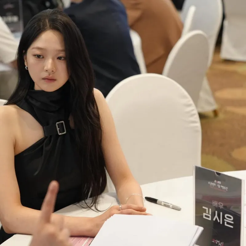 “깊은 시선엔 여름의 바람”…김시은, 단아한 무드→우아함 속 존재감 / 배우 김시은(1999) 인스타그램