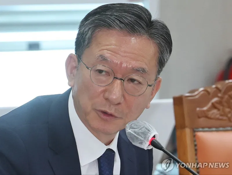 정성호 후보자가 양주 지역구 행사에서 주민들과 인사를 나누고 있다. / 연합뉴스