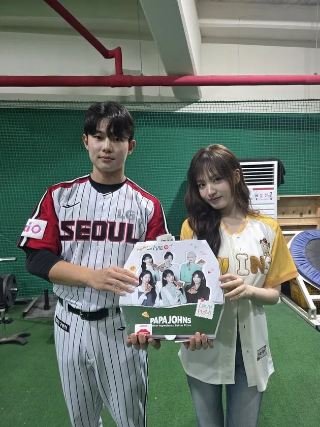 “시구와 통큰 선물”…아이브 리즈, LG 홈경기 피자 70판 기부→관중 매진 행렬 / 연합뉴스