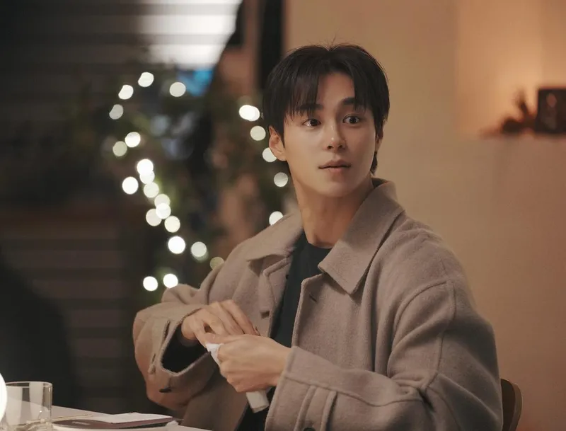 “고화질 사진 받아서”…이상윤, 눈빛 속 설렘→따뜻한 여름밤 감성 / 하트페어링 출연자 모델 이상윤 인스타그램