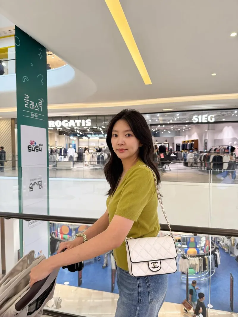 “평범한 하루의 여운”…해인, 쇼핑몰 속 여름→청량 감성 / 걸그룹 라붐 해인 인스타그램