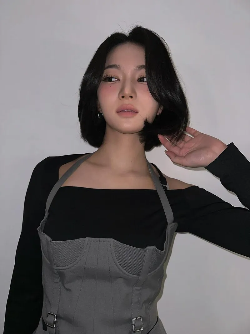 “다시 꺼내보는 단발이사”…아이사, 벼려진 시선→여름밤 존재감 / 스테이씨 아이사 인스타그램