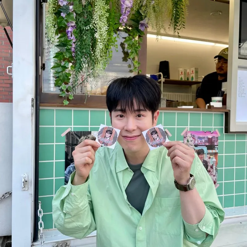 “초여름 바람 같은 미소”…피오, 커피차 선물에 설렘→한껏 밝은 에너지 / 그룹 블락비 피오 인스타그램