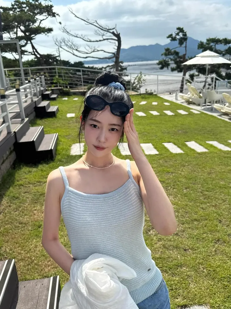 “햇볕은 쨍쨍 모래알은 반짝”…송지우, 여름 해변→청명한 미소 / 배우 송지우 인스타그램