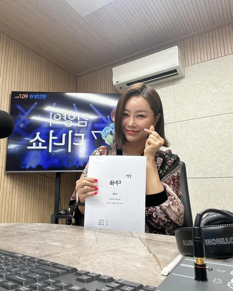 “소중한 순간을 나눕니다”…김양, 미소 속 설렘→초여름 라디오 스튜디오 인증 / 가수 김양 인스타그램
