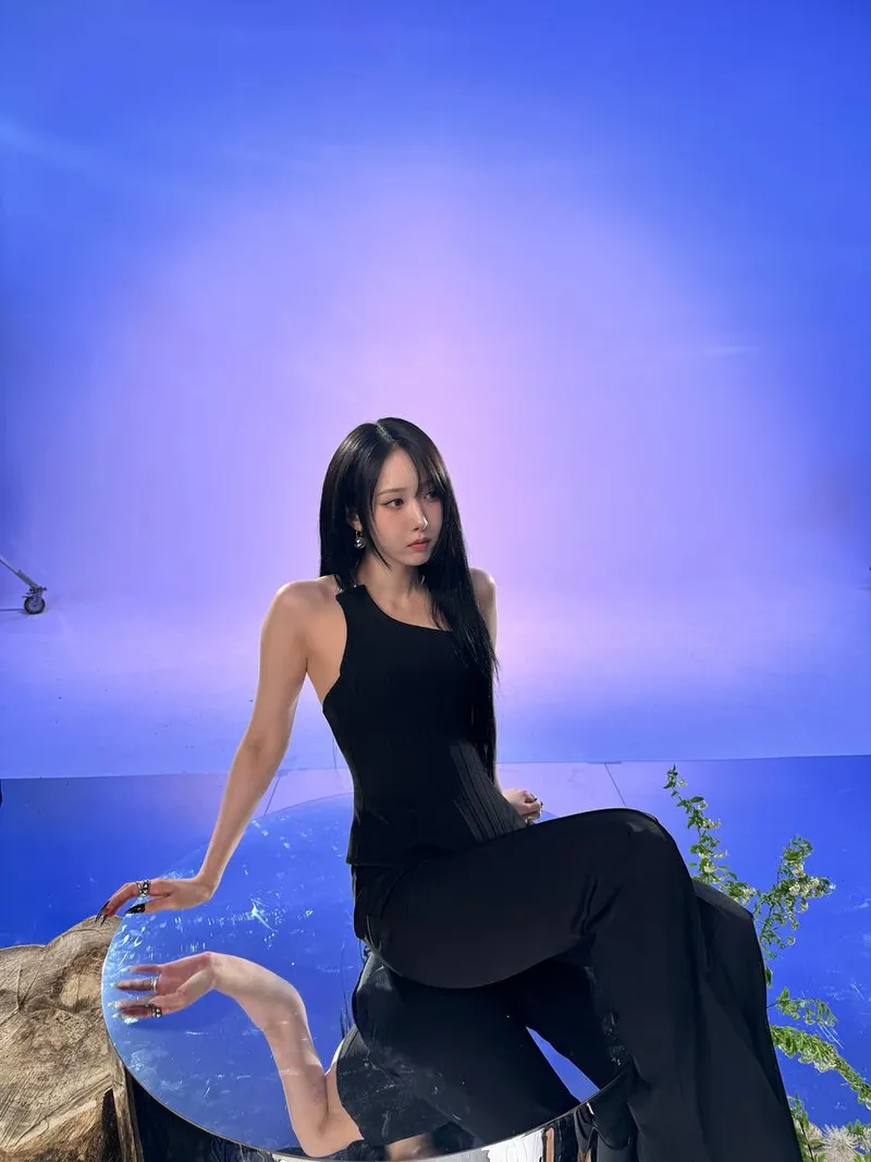 “차분함에 깃든 강렬함”…신비, 몽환의 여름밤→심연처럼 깊은 눈빛 / 비비지 신비 인스타그램
