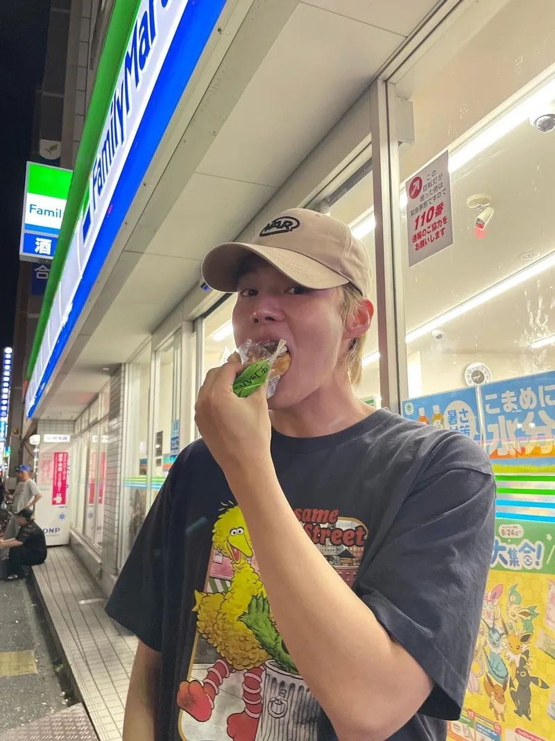 “우왘우왘”…임세준, 밤공기 속 설렘→캐주얼 미소로 압도 / 가수 임세준 인스타그램