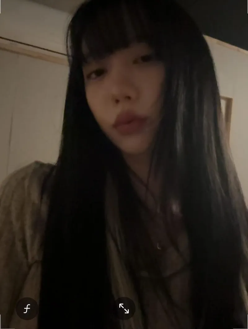 “어두운 실내 위에 드리운 긴 머릿결”…지영주, 정적 속 미묘함→밤공기 닮은 셀피 / 걸그룹 시크릿넘버 지영주 인스타그램