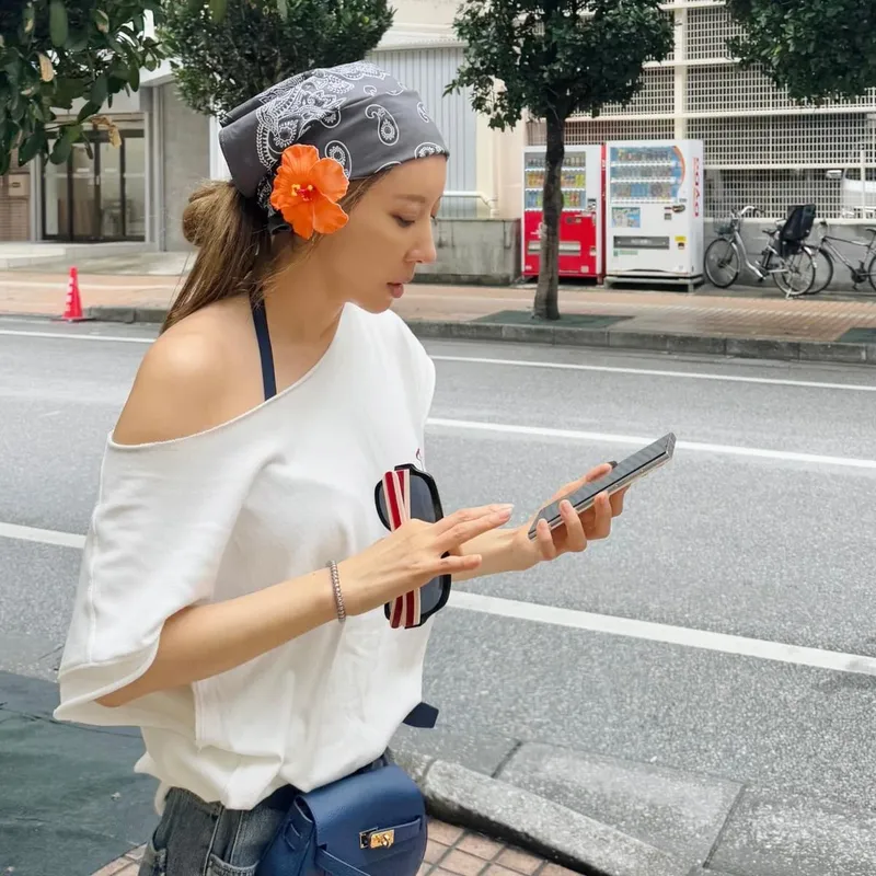 “초여름 거리 위 기대”…김완선, 자유로움 머금은 산책→청량한 변화 / 가수 김완선 인스타그램
