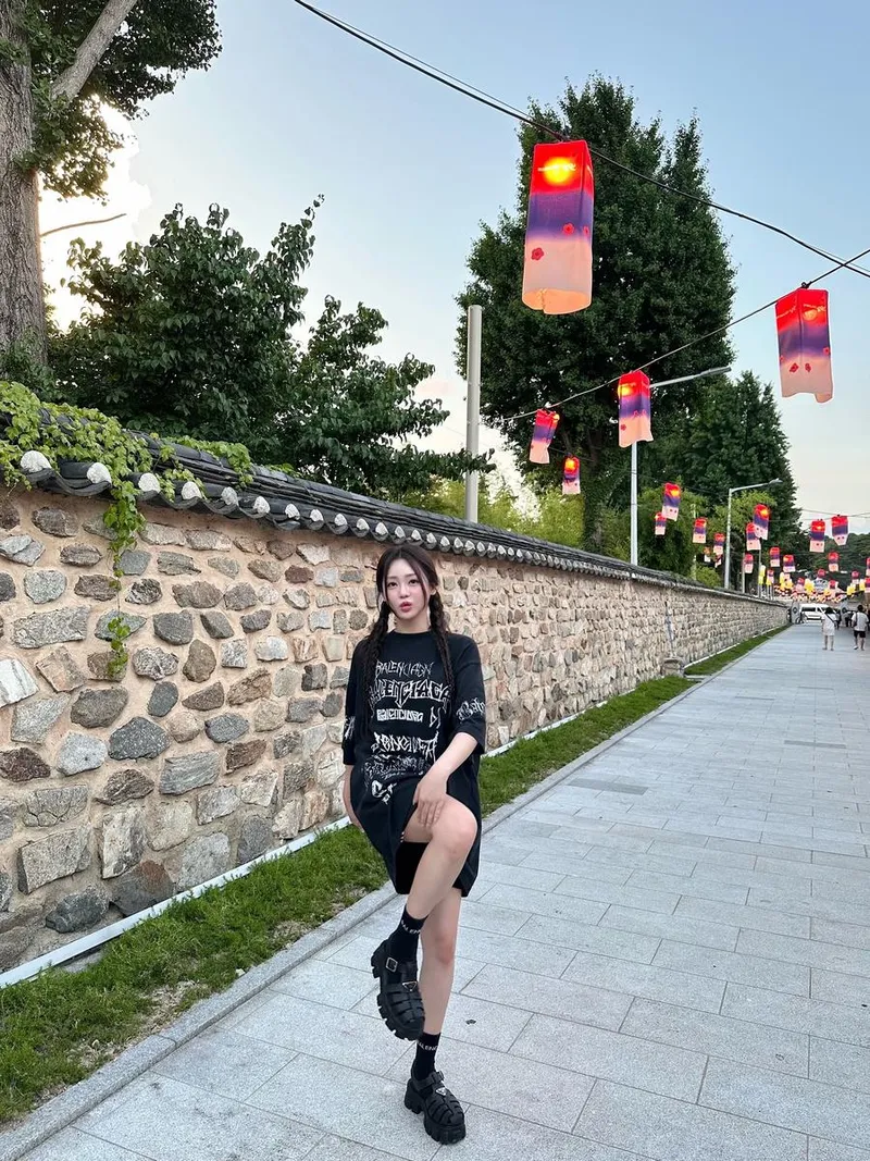 “청사초롱 아래 조용한 웃음”…홍지윤, 여름 저녁→도심 산책의 여운 / 가수 홍지윤 인스타그램