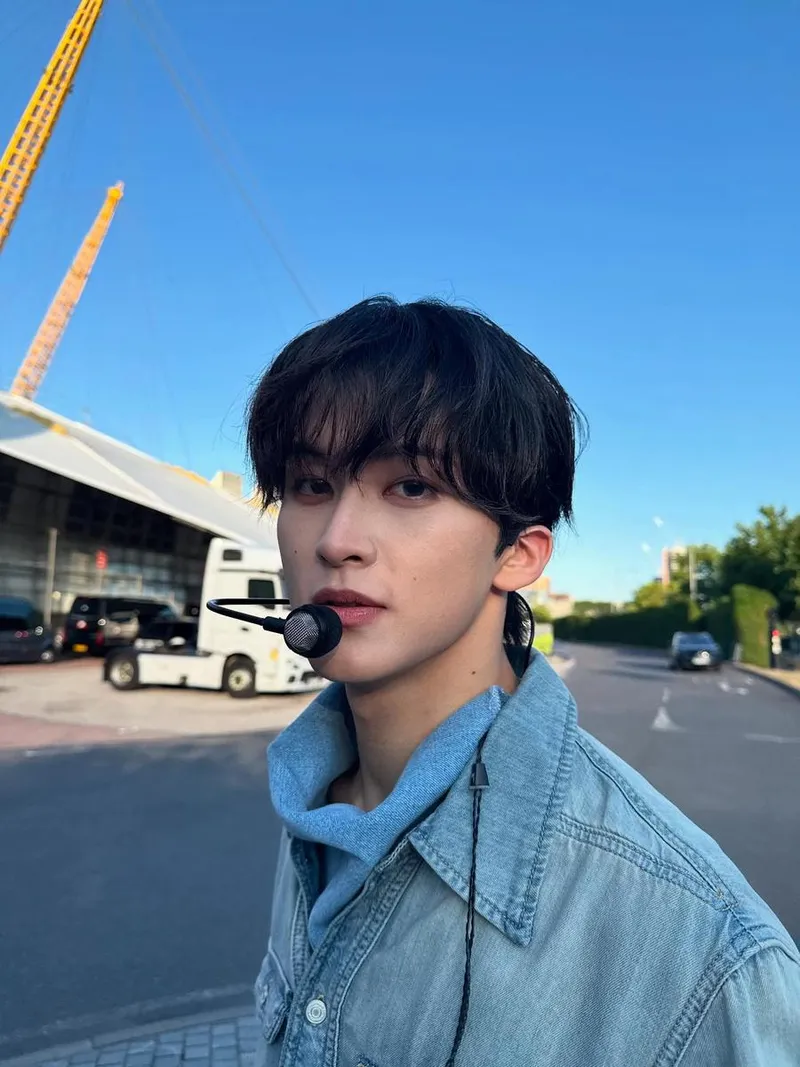 “청명한 여름 저녁”…마크, 청재킷 분위기→무대 전 긴장 시선 / 그룹 NCT 마크 인스타그램