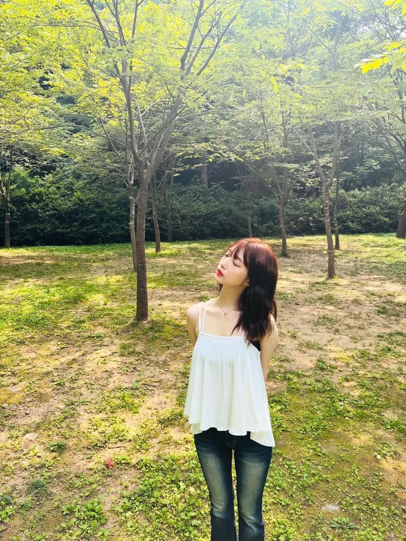 “개냥이 닮은 해맑음”…여진, 초여름 햇살 아래→순수미 폭발 / 걸그룹 루셈블 여진 인스타그램