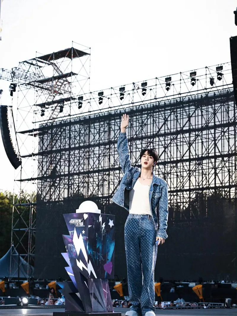“그리움을 담아 손을 들었다”…진, 무대 위 귀환→여름밤 감동의 순간 / 방탄소년단 진 인스타그램