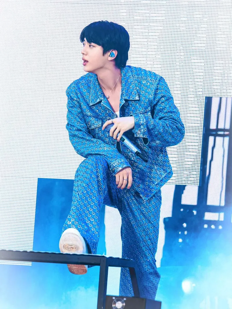 “눈부신 무대 위 여운”…진, 쏟아지는 조명 속→강렬한 여름의 존재감 / 방탄소년단 진 인스타그램