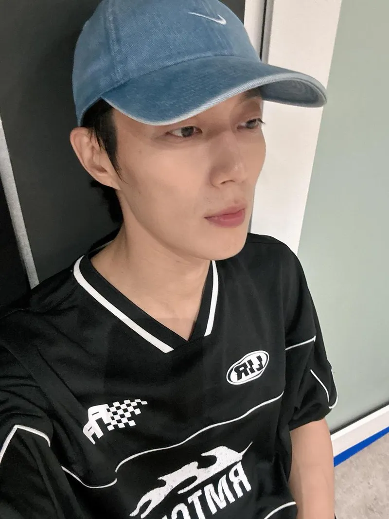 “조금만 힘내봅시다”…윤두준, 여름 끝자락→건강한 응원 담은 근황 / 그룹 하이라이트 윤두준 인스타그램