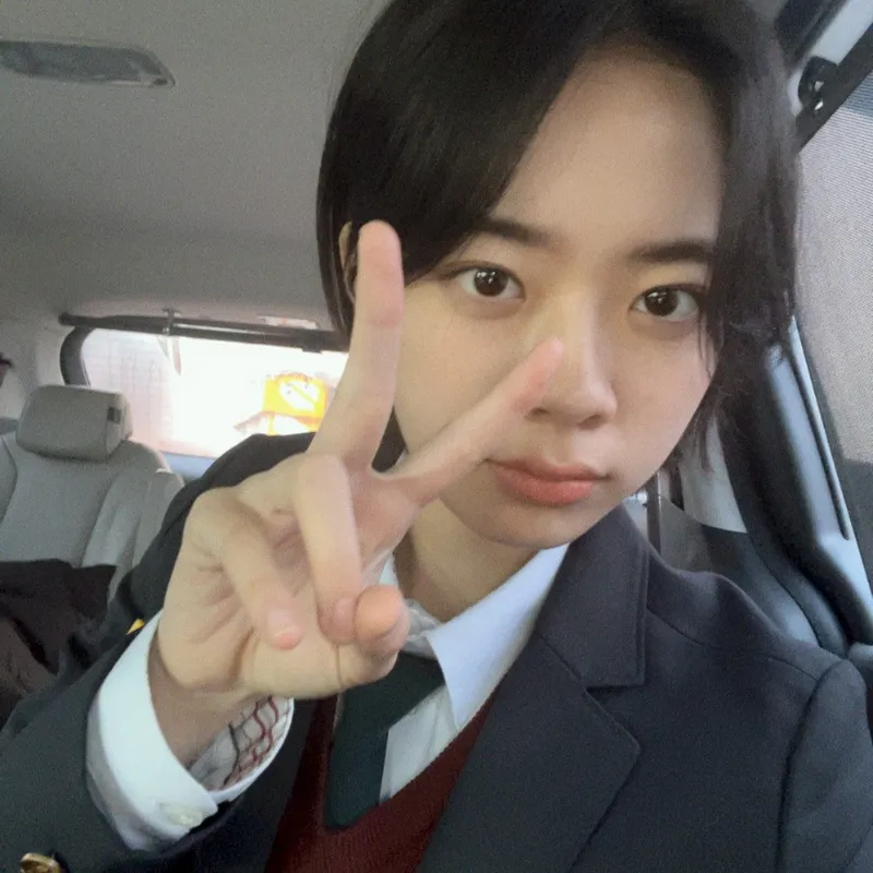 “오늘을 후회 없이 살겠다는 다짐”…이재인, 고요와 용기→단정한 교복 셀카 / 배우 이재인 인스타그램