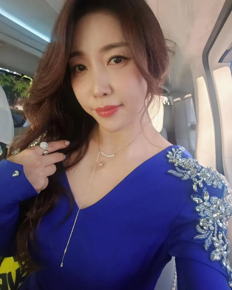“보석보다 빛난 청명 눈빛”…숙행, 새파란 드레스→무대 직전 설렘 / 가수 숙행 인스타그램