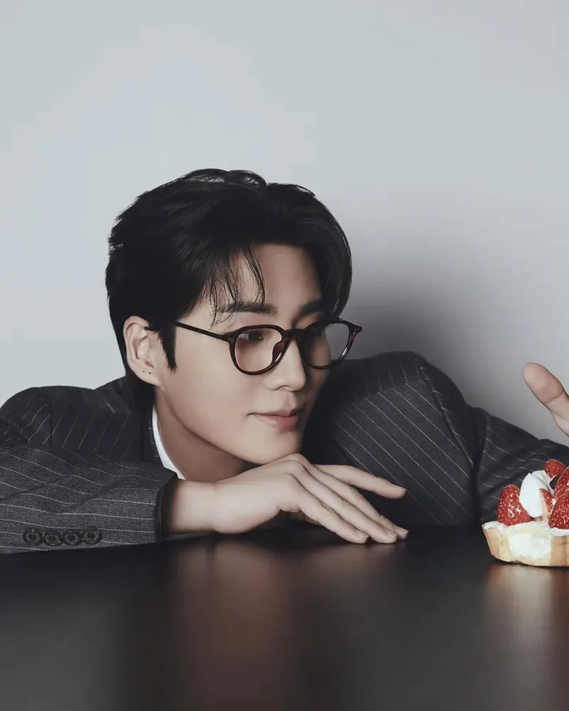 “조용한 시선 아래 머문 달콤함”…영케이, 침착함 속 설렘→무드 가득 근황 / 데이식스 영케이 인스타그램