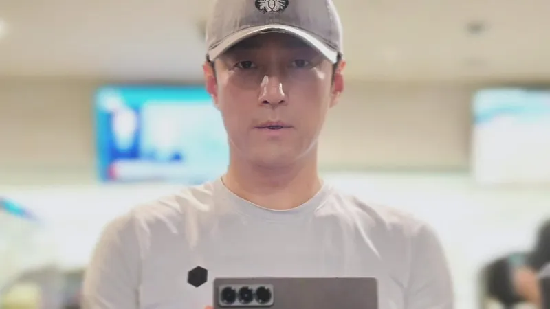 “차분함 너머 단단함”…지진희, 내면 성찰→도심의 여름에 스며들다 / 배우 지진희 인스타그램