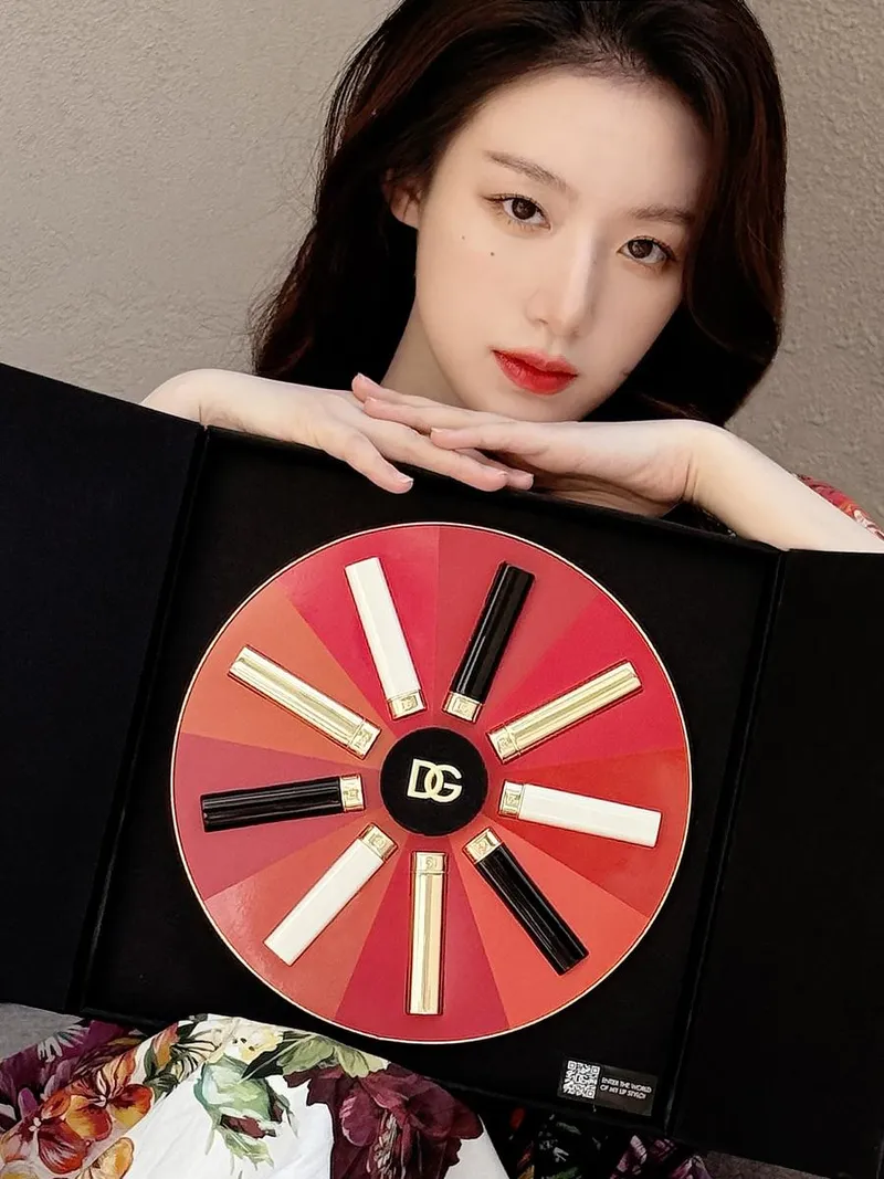 “매혹의 입술 위로 빛이 번졌다”…슈화, 화사한 미소→감각적 무드 완성 / 걸그룹 아이들 슈화 인스타그램
