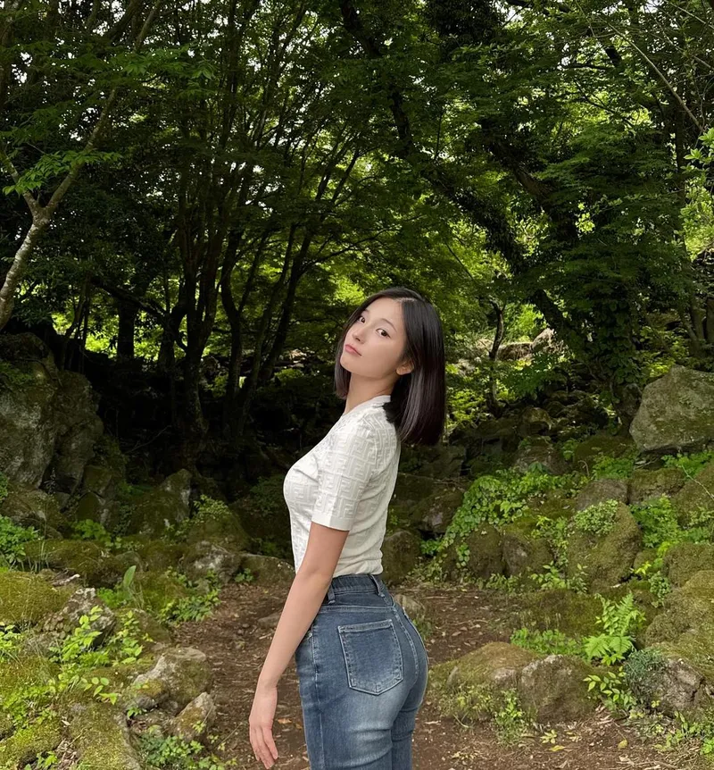 “여름 숲, 고요함에 기대다”…김소희, 청량한 오후→느긋한 존재감 / 가수 김소희(1999) 인스타그램