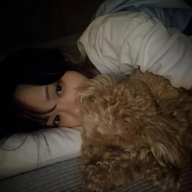 “몽무”…김민아, 조용한 오후→반려견과 온기 충만 / 방송인 김민아 인스타그램