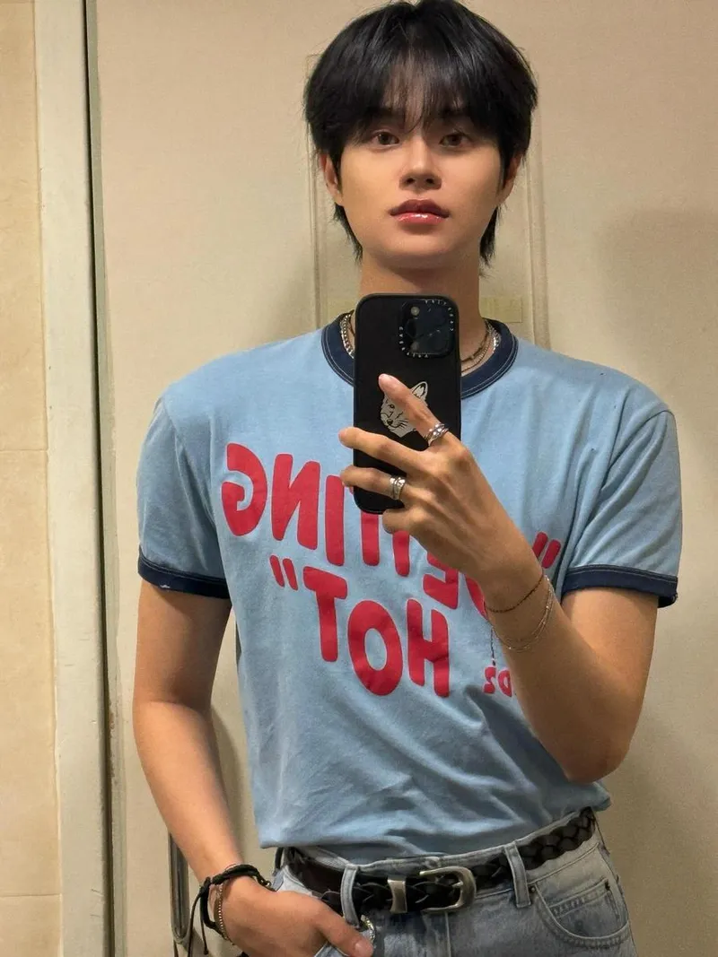“어느 오후 무심한 듯 청량하게”…이대휘, 거울 셀카로 전한 여름 감성→자연스러운 일상 / 그룹 AB6IX 이대휘 인스타그램