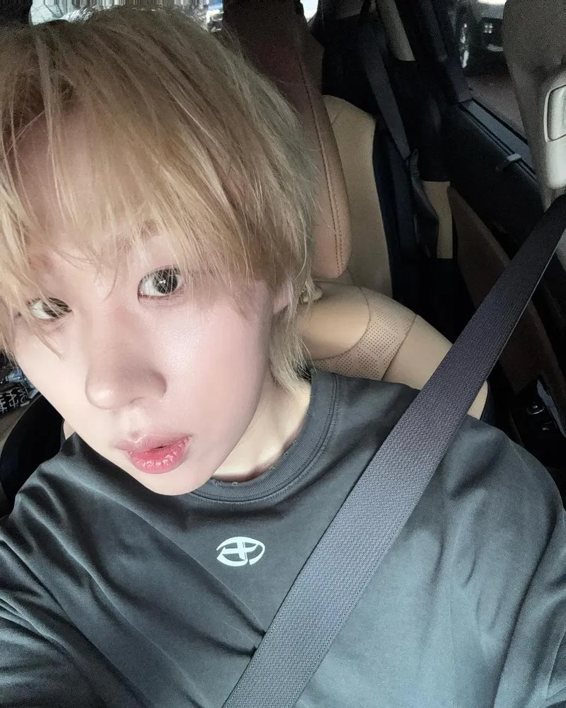 “얘들아 헷갈리면 안 돼”…현서, 티켓 예고→여름날 청량 셀카 / 가수 현서 인스타그램
