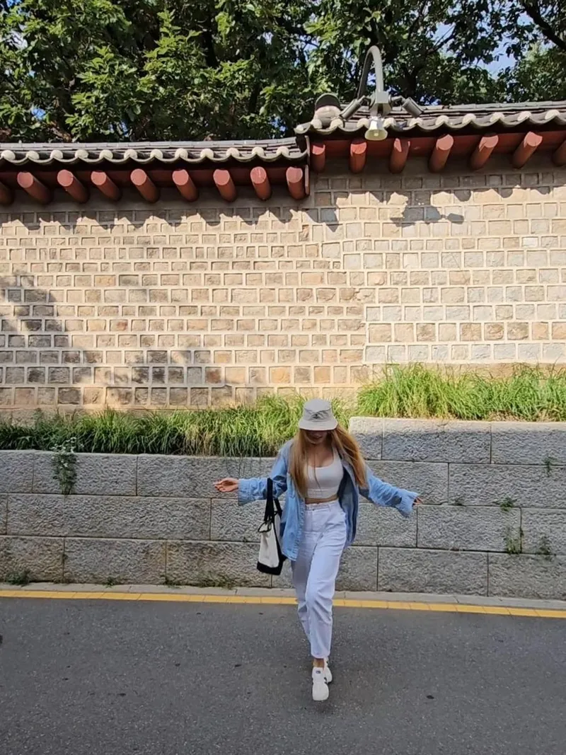 “담벼락 사이 여름 햇살”…이채영, 산뜻함 가득→도심 산책 감성 / 배우 이채영 인스타그램