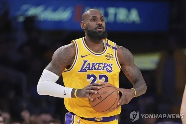 “통산 23번째 시즌 돌입”…르브론 제임스, 레이커스와 1년 연장→NBA 최다 출전 도전 / 연합뉴스