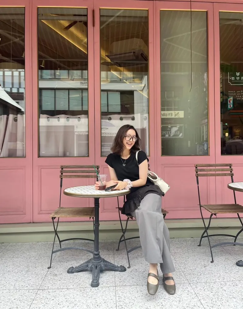 “환한 웃음 머금은 한낮”…우혜림, 핑크빛 오후→도심 속 설렘 / 걸그룹 원더걸스 우혜림 인스타그램