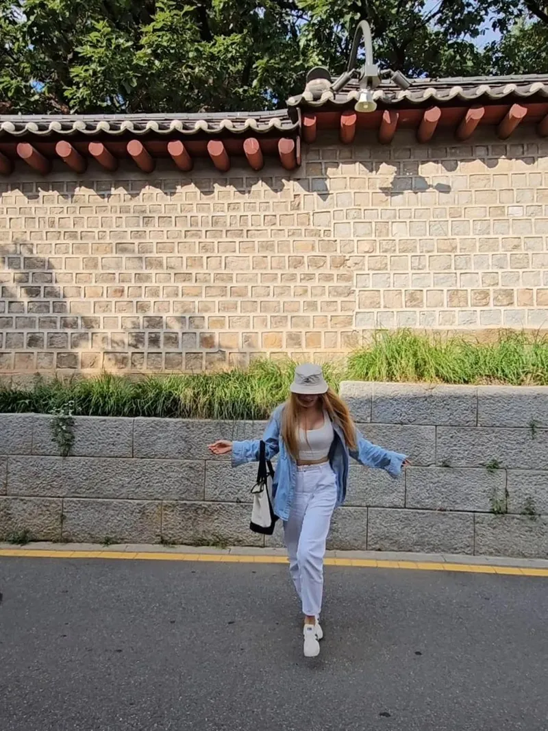 “느긋함이 번진 오후”…이채영, 고요한 돌담길→초여름 산책 감성 / 배우 이채영 인스타그램