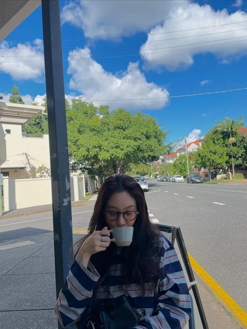 “잔잔함이 스며든 오후”…정려원, 여름 햇살 아래→고요한 일상 / 배우 정려원 인스타그램