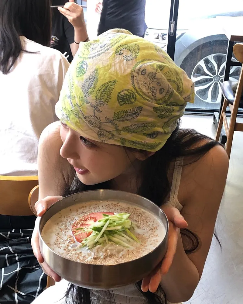 “투명한 그릇 속 여름 한입”…최윤지, 산뜻 미소→수수한 날의 휴식 / 배우 최윤지 인스타그램