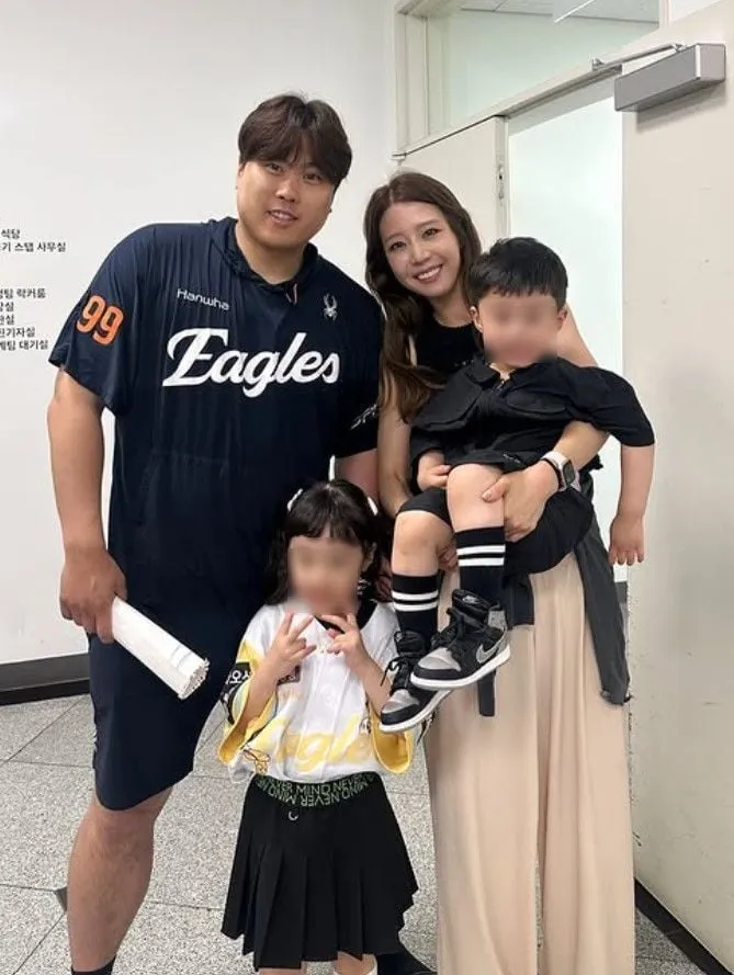 “가족이라는 이름으로”…류현진·배지현, 단란한 웃음 속 따뜻한 순간→팬들 훈훈함 가득
