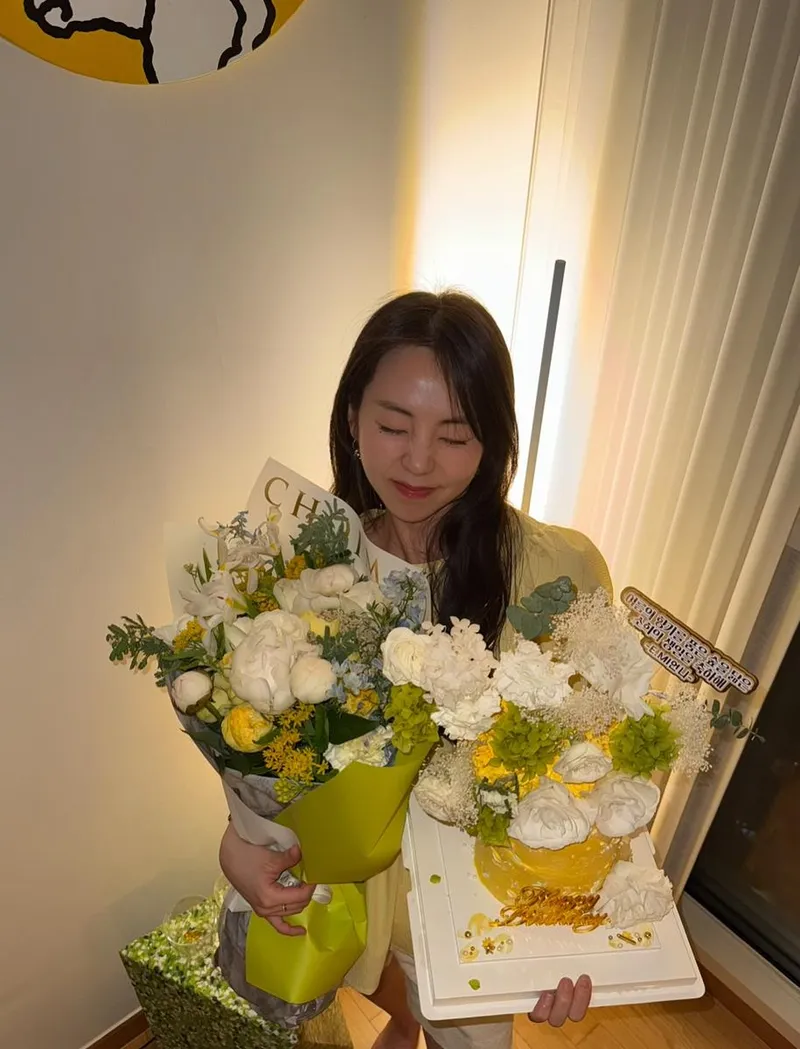 “감사한 마음, 조용히 스며든다”…안소희, 꽃다발 속 미소→생일날의 벅찬 여운 / 배우 안소희 인스타그램