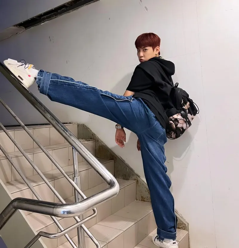 “무심한 듯 시선이 머문다”…박우진, 계단 위 도발→청춘 에너지 발산 / 그룹 AB6IX 박우진 인스타그램