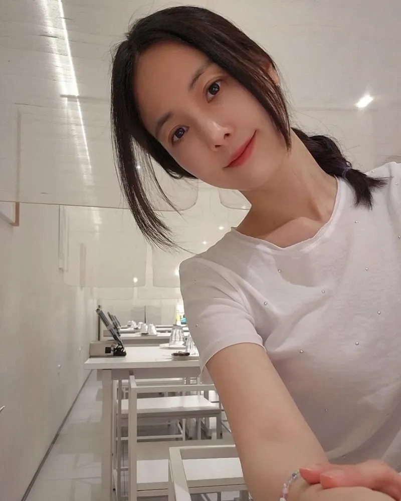 “고요함이 머무는 저녁”…손여은, 차분한 미소→여름빛 셀카 / 배우 손여은 인스타그램