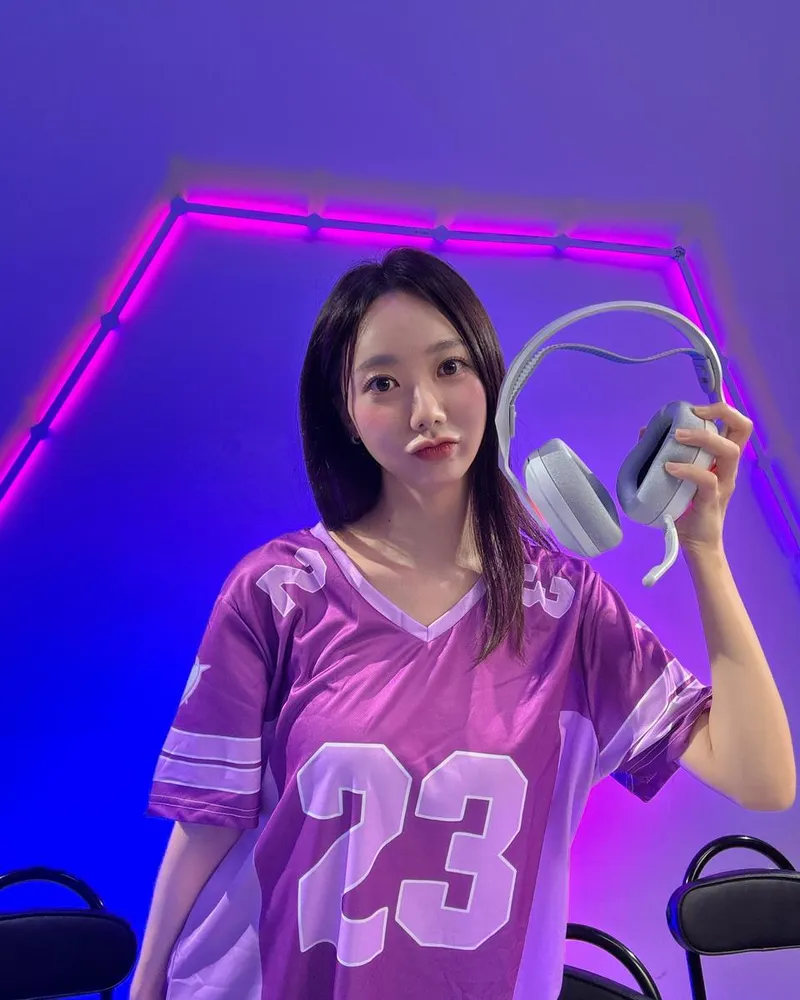 “늘 감사한 마음 담아서”…권이슬, 핑크빛 조명 속 미소→헤드셋 인증의 순간 / 아나운서, MC 권이슬 인스타그램