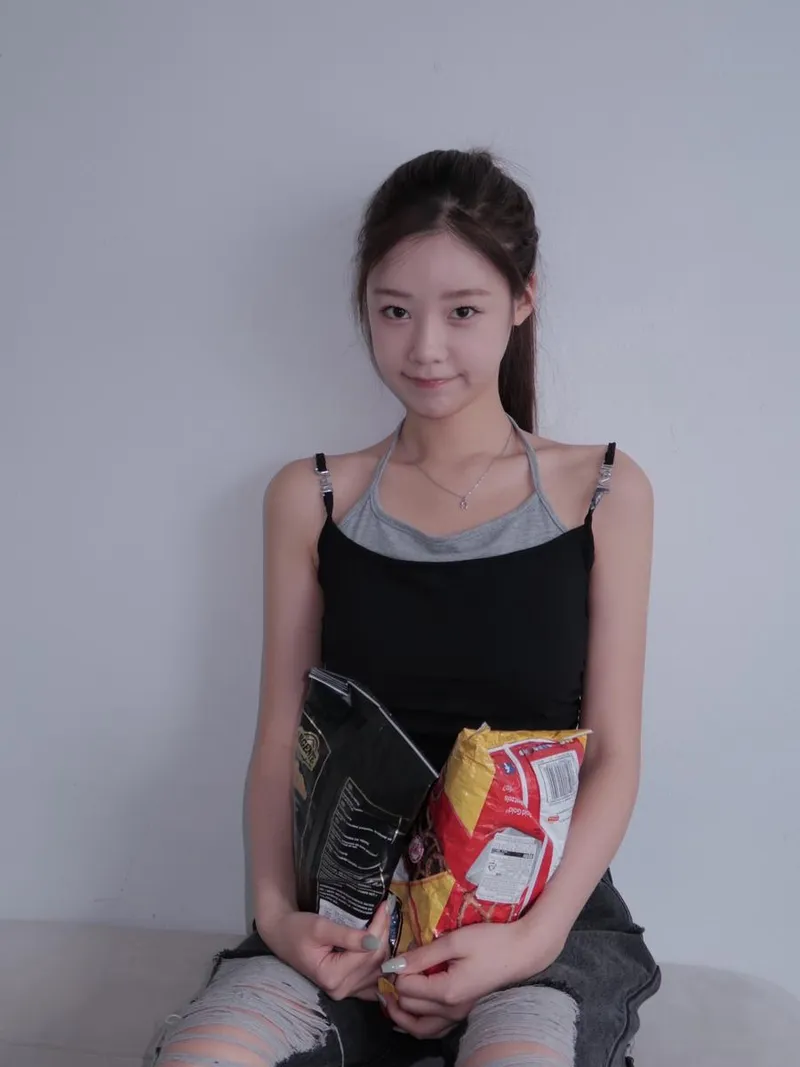 “본격적인 여름 준비중인 요즘”…김민설, 산뜻한 미소→여름룩 완성 / 솔로지옥4 출연자 배우 김민설 인스타그램