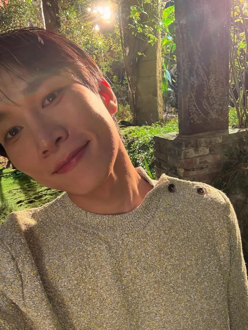 “오예 안올린 사진 발견”…서은광, 따스한 여름빛→잔잔한 미소의 여운 / 그룹 비투비 서은광 인스타그램