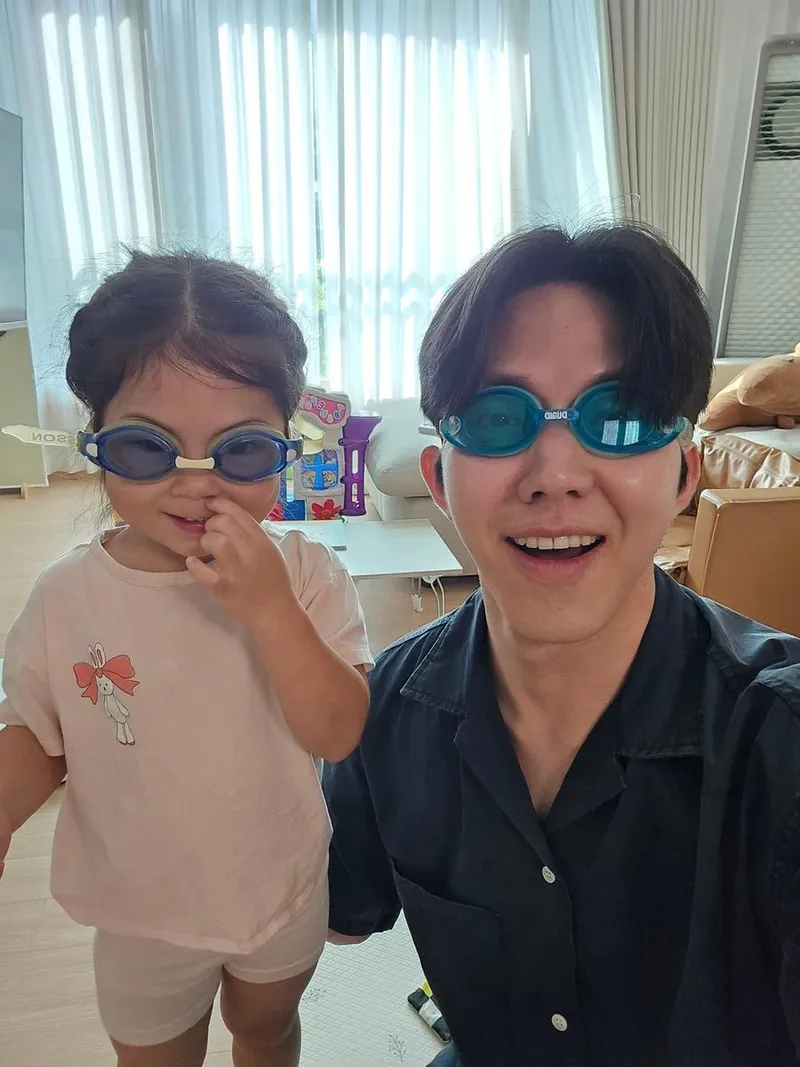 “맑은 웃음 가득 품은 오후”…도운, 여름빛 거실→유쾌한 일상 인증 / 데이식스 도운 인스타그램