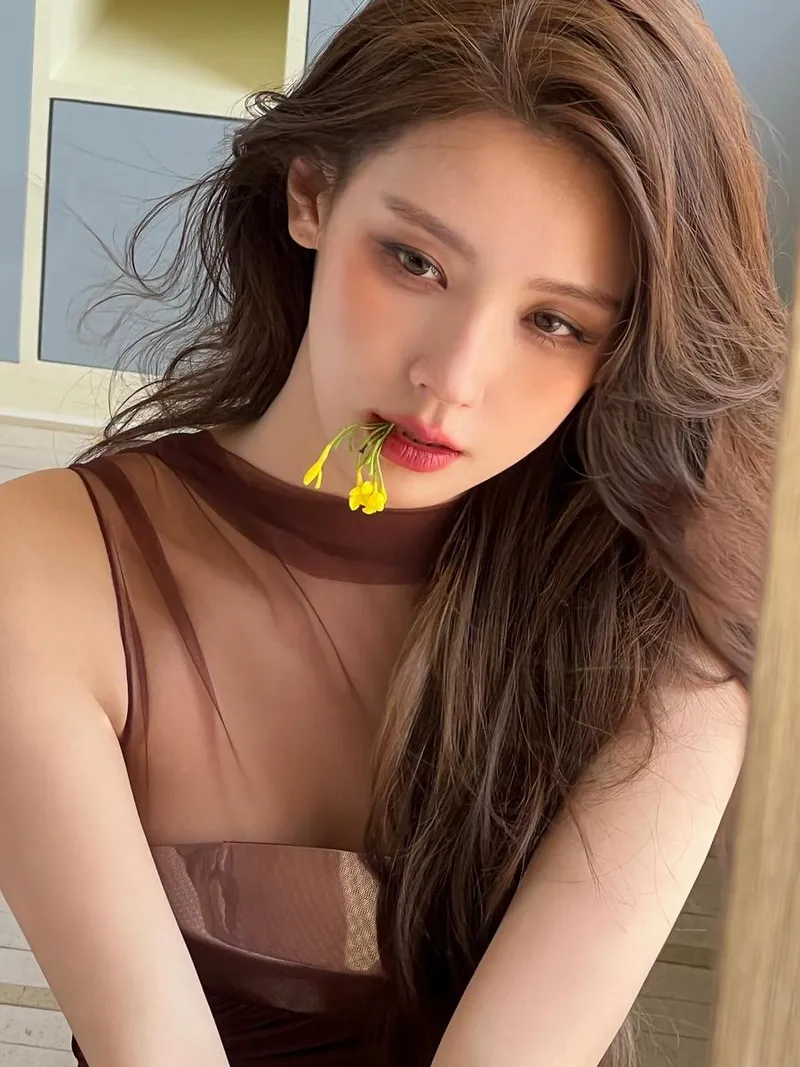 “고요함을 머금은 눈빛”…미연, 노란 꽃잎 삼킨 여름→감성적 초근접 셀카 / 걸그룹 아이들 미연 인스타그램